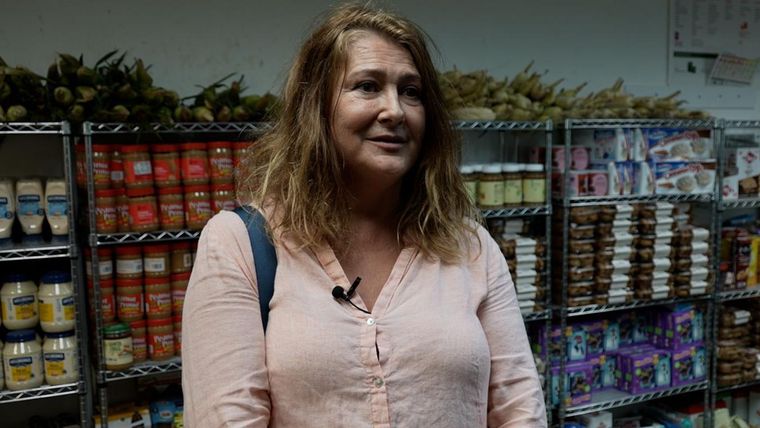 Ilona Biskup busca productos gratuitos en la despensa de Feeding South Florida, un banco de alimentos de Miami.