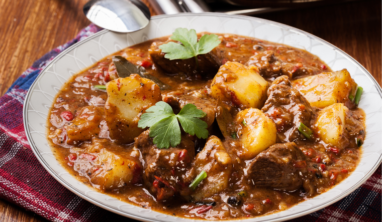 La más deliciosa combinación: patatas con carne ¡y encima en un guiso! Foto: Shutterstock