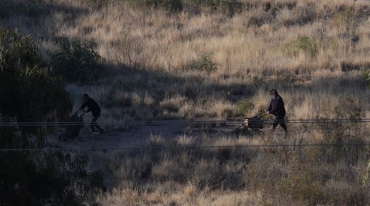 Extraño Las imágenes muestran a dos individuos llevando elementos pesados. ¿Qué pasa en esa zona? Foto: MDZ