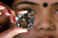 Una mujer sostiene una copia del diamante Koh-i-Noor.