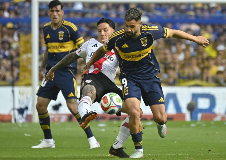 Milton Giménez se lleva el balón ante Driussi. El delantero de Boca fue protagonista directo en la jugada del primer gol de Boca.