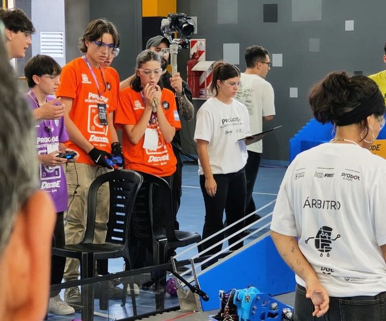 Tras meses de programación, diseño y pruebas, un equipo mendocino viajará a Europa para competir en una exigente instancia internacional. Tras meses de programación, diseño y pruebas, un equipo mendocino viajará a Europa para competir en una exigente instancia internacional.
