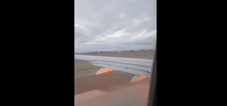El momento de la falla en el avión que tenía como destino Aeroparque. El momento de la falla en el avión que tenía como destino Aeroparque.