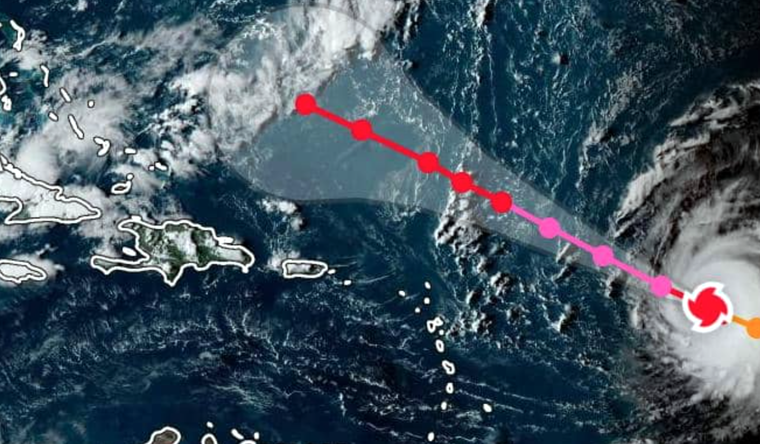 Huracán Lee Lee no se detiene y avanza con mayor fuerza que la esperada. Foto: Efe.