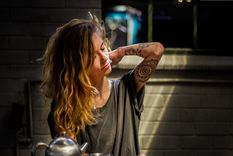 Muchas veces las tensiones, las emociones del día van a nuestro cuello y terminamos muy contracturados. Foto: Archivo