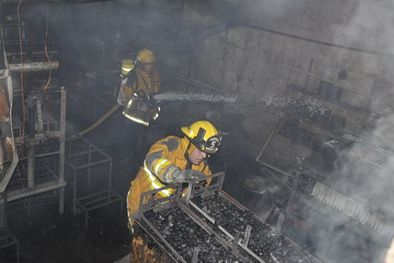 MDZol | Bomberos trabajando en el interior de la fábrica. Foto: Pachy Reynoso/ MDZ