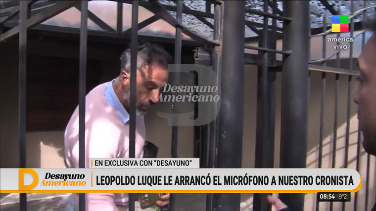 Leopoldo Luque con el micrófono del periodista de Leopoldo Luque con el micrófono del periodista de