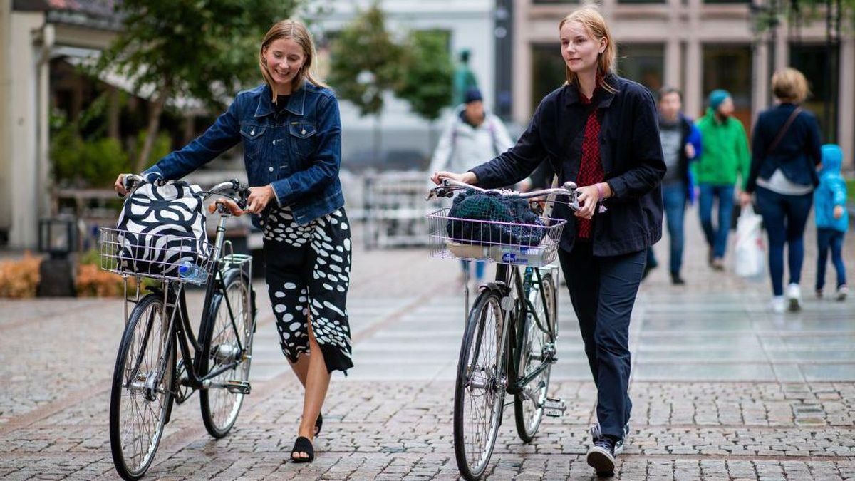 La paradoja de Noruega, el país que gana miles de millones con la subida del precio del petróleo pero cada vez lo usa menos