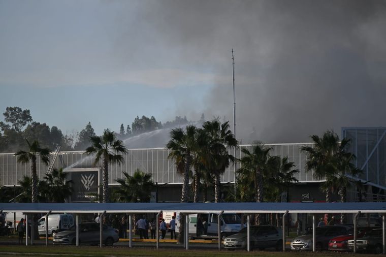 La impactante escena del incendio en la Sala Este del Casino de Mendoza.&nbsp;