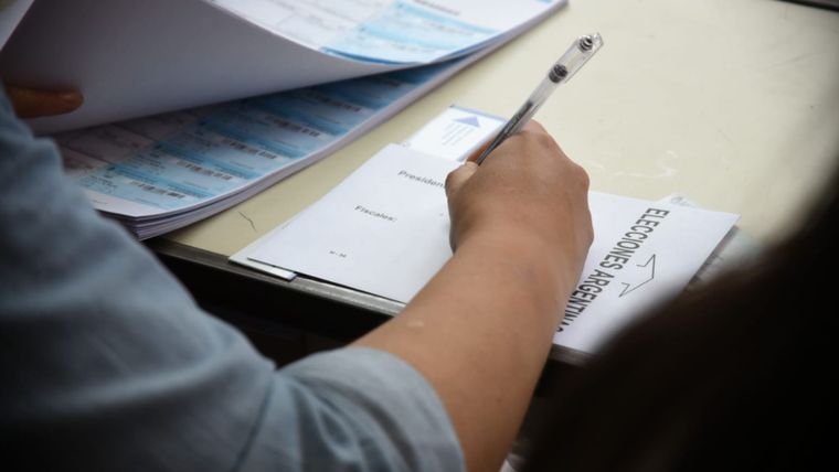 Autoridades de mesa deberán presentarse una hora antes del inicio de las elecciones Autoridades de mesa deberán presentarse una hora antes del inicio de las elecciones 