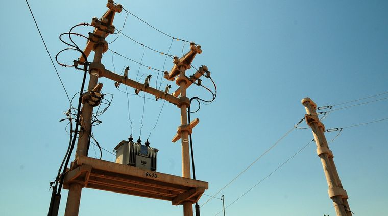 El servicio eléctrico podría presentar complicaciones este martes. Foto: ALF PONCE MERCADO / MDZ