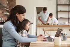 La pandemia obligó a muchas familias a redistribuir roles y reorganizar los tiempos destinados a las tareas domésticas y cuidados no remunerados