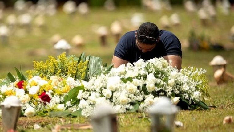 Un familiar de un fallecido por covid-19 en Brasilia. Foto: EPA