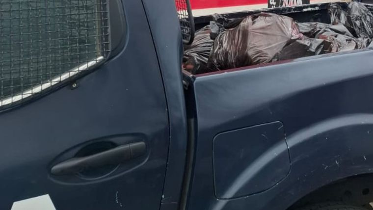 Así trasladaban la carne incautada, a bordo de una movilidad policial. Así trasladaban la carne incautada, a bordo de una movilidad policial.