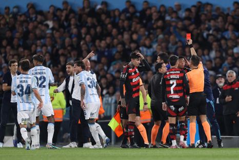 El arbitro Piero Maza expulsó a Gonzalo Plata en Racing-Flamengo. El arbitro Piero Maza expulsó a Gonzalo Plata en Racing-Flamengo.