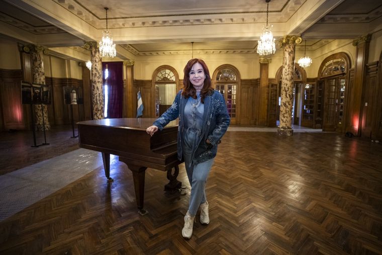 Cristina en el edificio de El Molino. Foto: Twitter Cristina Fernández de Kirchner