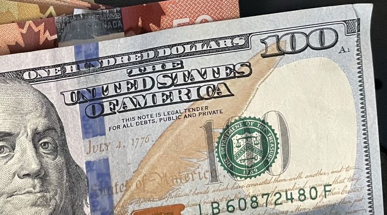 El tipo de cambio oficial se fijó en 800 pesos, ajustable al 2% mensual, siguiendo con el crawling peg. Foto: ALF PONCE MERCADO / MDZ