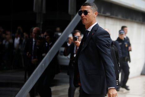 Video: Ronaldo detiene el micro de Portugal para consolar a un niño