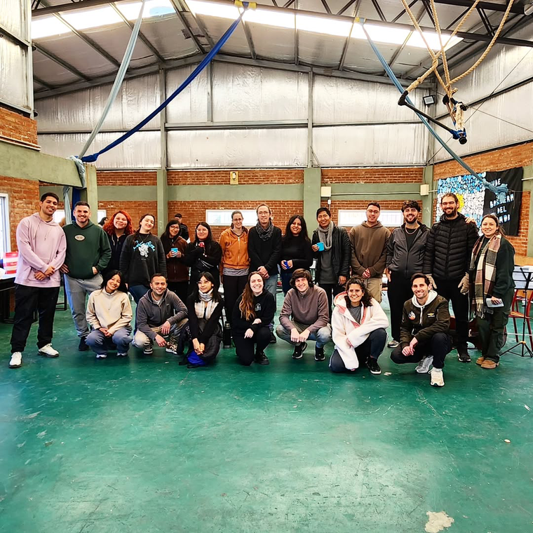 Profesores y voluntarios acompañan a los chicos en este camino artístico. Profesores y voluntarios acompañan a los chicos en este camino artístico.