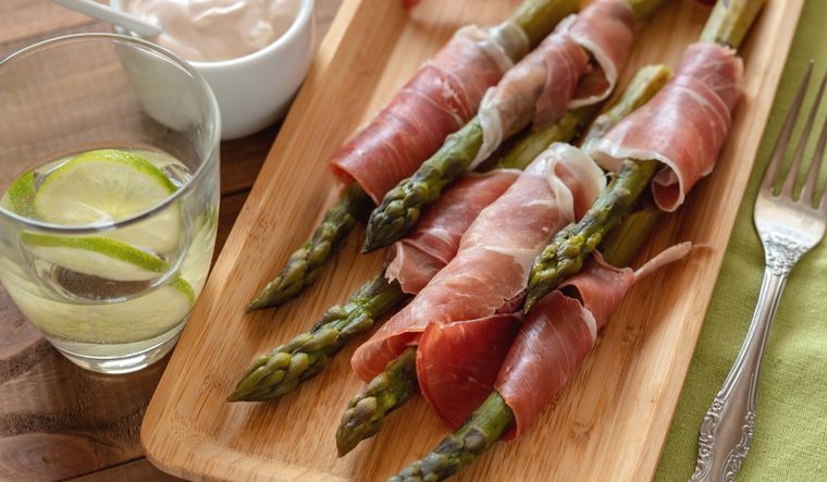 Delicias españolas: espárragos a la parrilla con jamón de calidad Foto: Shutterstock