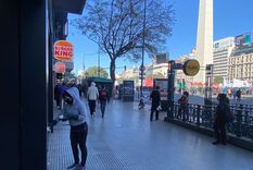 Una mujer limpia la pared de un comercio en pleno caos por la protesta piquetera Foto: Milagros Moreni