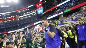 el tremendo gesto del dibu martinez con un periodista de bangladesh en la zona mixta del estadio de dallas el tremendo gesto del dibu martinez con un periodista de bangladesh en la zona mixta del estadio de dallas