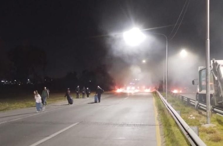 Pasajeros cruzan la ruta a pie Foto: Gentileza