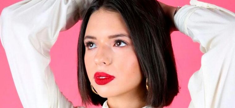 Ángela Aguilar combinó sus sandalias con un atuendo súper casual: un jean crop en celeste clásico arremangado Foto: soycarmin.com