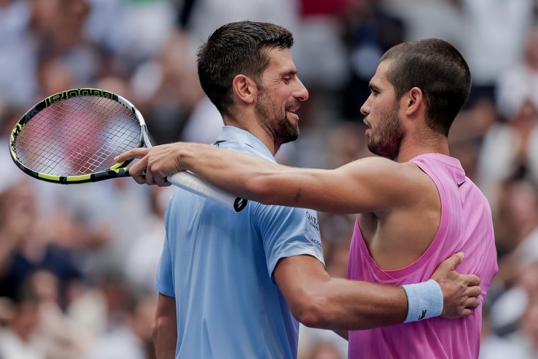 El murciano Carlos Alcaraz saluda a Djokovic tras el final del partido en Flushing Meadows. Ahora podriá enfrentarse a Sinner.&nbsp;