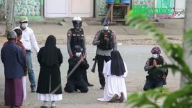 La imagen salió en televisión y conmocionó al mundo: la monja Ann Rose Nu Tawng arrodillada frente a varios policías para proteger a unos niños y residentes. Foto: MYITKYINA NEWS JOURNAL/REUTERS