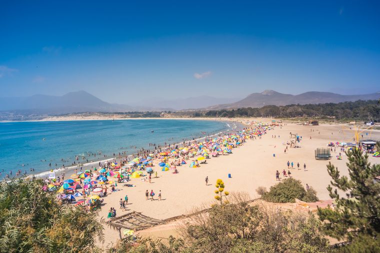 Este pueblo costero de Chile combina playas tranquilas y precios accesibles para el verano.
