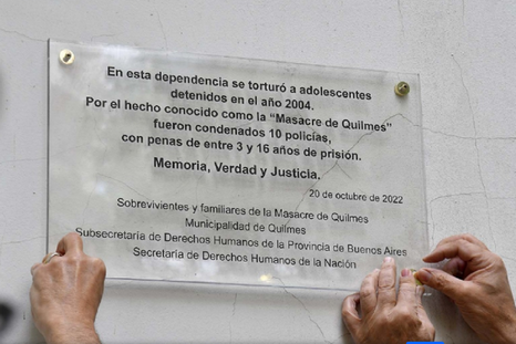 El homenaje para las víctimas de la Masacre de Quilmes en la comisaría donde murieron Foto: Télam
