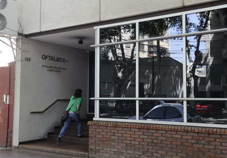 La clínica está ubicada en calle Godoy Cruz. Foto: Alf Ponce / MDZ