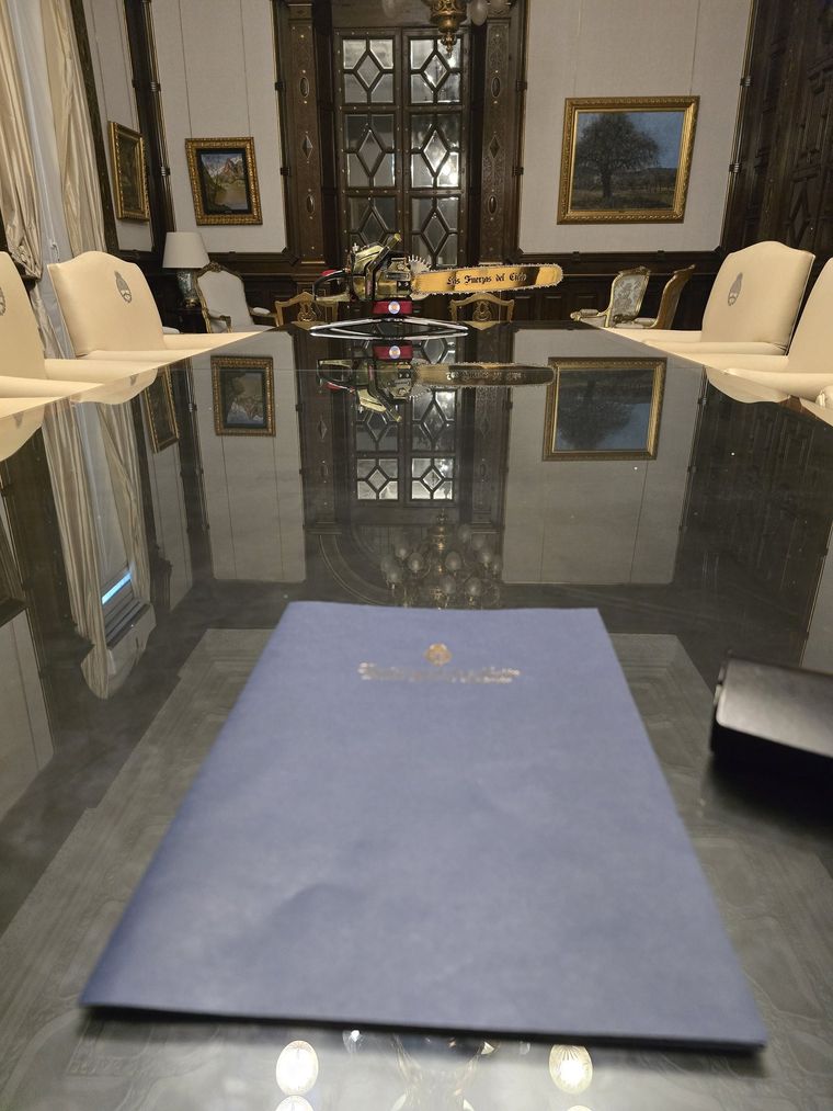 El FMI pidió que el Gobierno profundice con el plan motosierra.