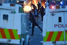 Jóvenes enmascarados tienen tres días protagonizado violentos enfrentamientos con la policía en Irlanda del Norte. Jóvenes enmascarados tienen tres días protagonizado violentos enfrentamientos con la policía en Irlanda del Norte.