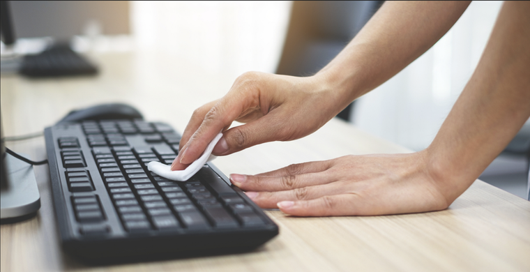 Aprende a eliminar la suciedad de tu teclado Foto: Shutterstock