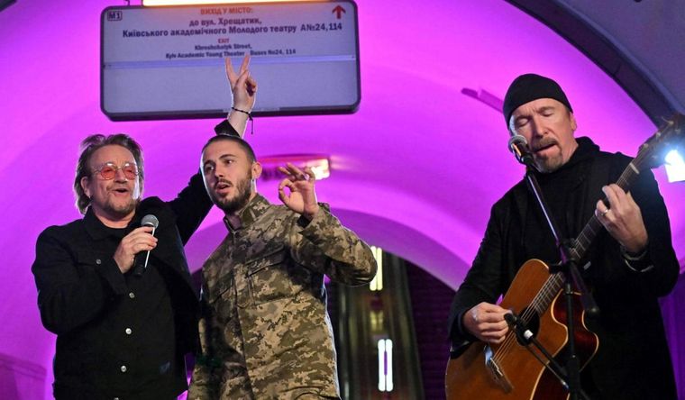 U2 Antytila Los músicos y soldados han tocado con U2, en el subte ucraniano. Foto: Captura de pantalla.