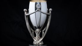 El trofeo de la Finalissima representa la unión de la Conmebol y la UEFA. El trofeo de la Finalissima representa la unión de la Conmebol y la UEFA.