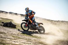 Edgar Canet capitalizó una penalización a Ross Branch y se quedó con la primera etapa del Dakar 2026 en motos. Edgar Canet capitalizó una penalización a Ross Branch y se quedó con la primera etapa del Dakar 2026 en motos.