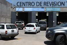 Muchos vehículos hacen fila para hacer la RTO Foto: ALF PONCE MERCADO / MDZ