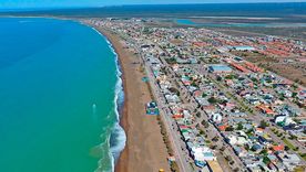 Playa Unión deslumbra con aguas celestes y un paisaje patagónico que recuerda al Caribe.