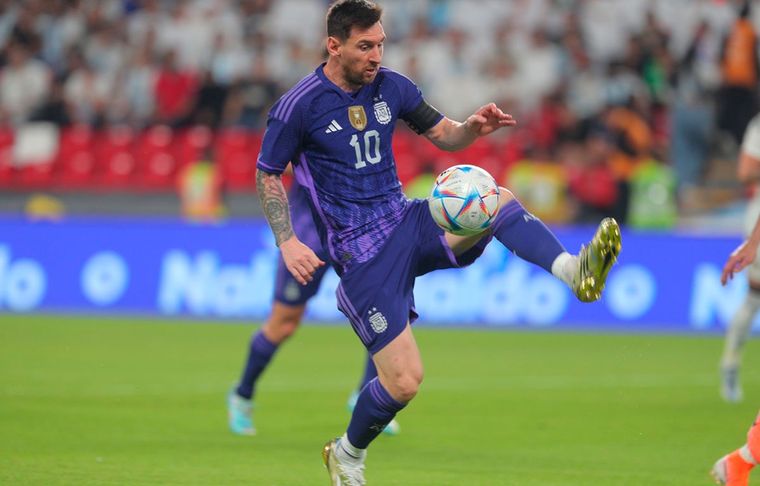 Messi, con el Al Rihla, el balón que se usará durante todo el Mundial, a excepción de la final. Foto: (foto: @Argentina).