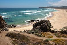 la playa escondida de chile que pocos argentinos conocen y sorprende por sus costas