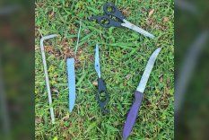 Las armas blancas incautadas al malviviente detenido en el tradicional espacio verde capitalino. Las armas blancas incautadas al malviviente detenido en el tradicional espacio verde capitalino.