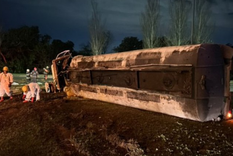 Vuelco de un camón en Villa Soldati Foto: NA Vuelco de un camón en Villa Soldati Foto: NA