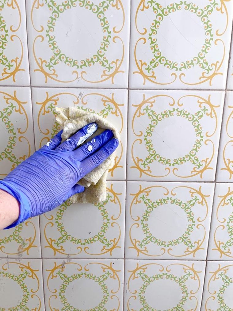 Bicarbonato de sodio y agua oxigenada, ideal para los azulejos. Bicarbonato de sodio y agua oxigenada, ideal para los azulejos.