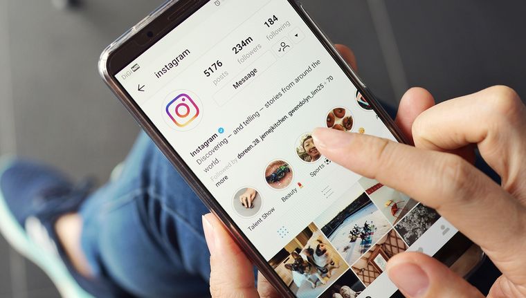 Con esta última actualización, la red social va un paso más allá al permitir a los usuarios convertir sus propias fotos en stickers. Foto: Shuterstock