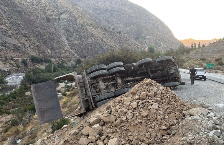 Así quedó el camión tolva  siniestrado. Foto: Gentileza.