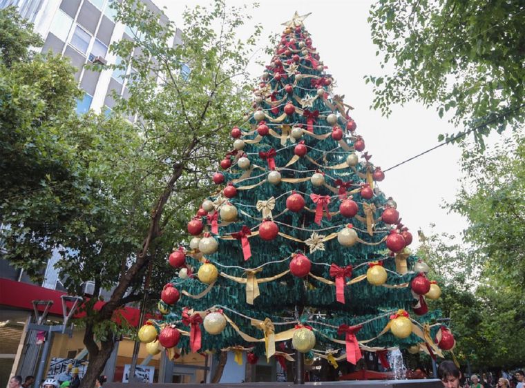 La Ciudad de Mendoza presentó su agenda navideña con shows, ferias, actividades solidarias y el clásico encendido del árbol en plaza Independencia.