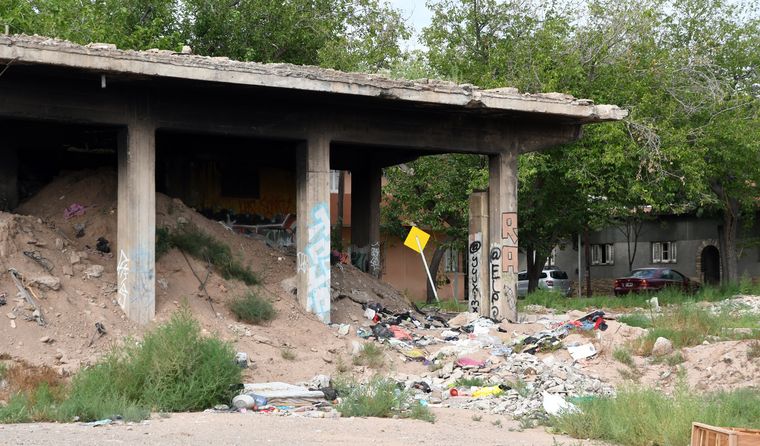 El lugar pertenece a un emprendimiento privado, pero lleva más de una década sin avances y se convirtió en un vacío difícil de ignorar. El lugar pertenece a un emprendimiento privado, pero lleva más de una década sin avances y se convirtió en un vacío difícil de ignorar.